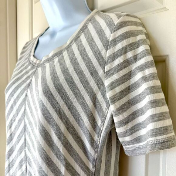 T by Talbots Gray and White Chevron Striped Short Sleeve Shift Dress - Picture 5 of 9